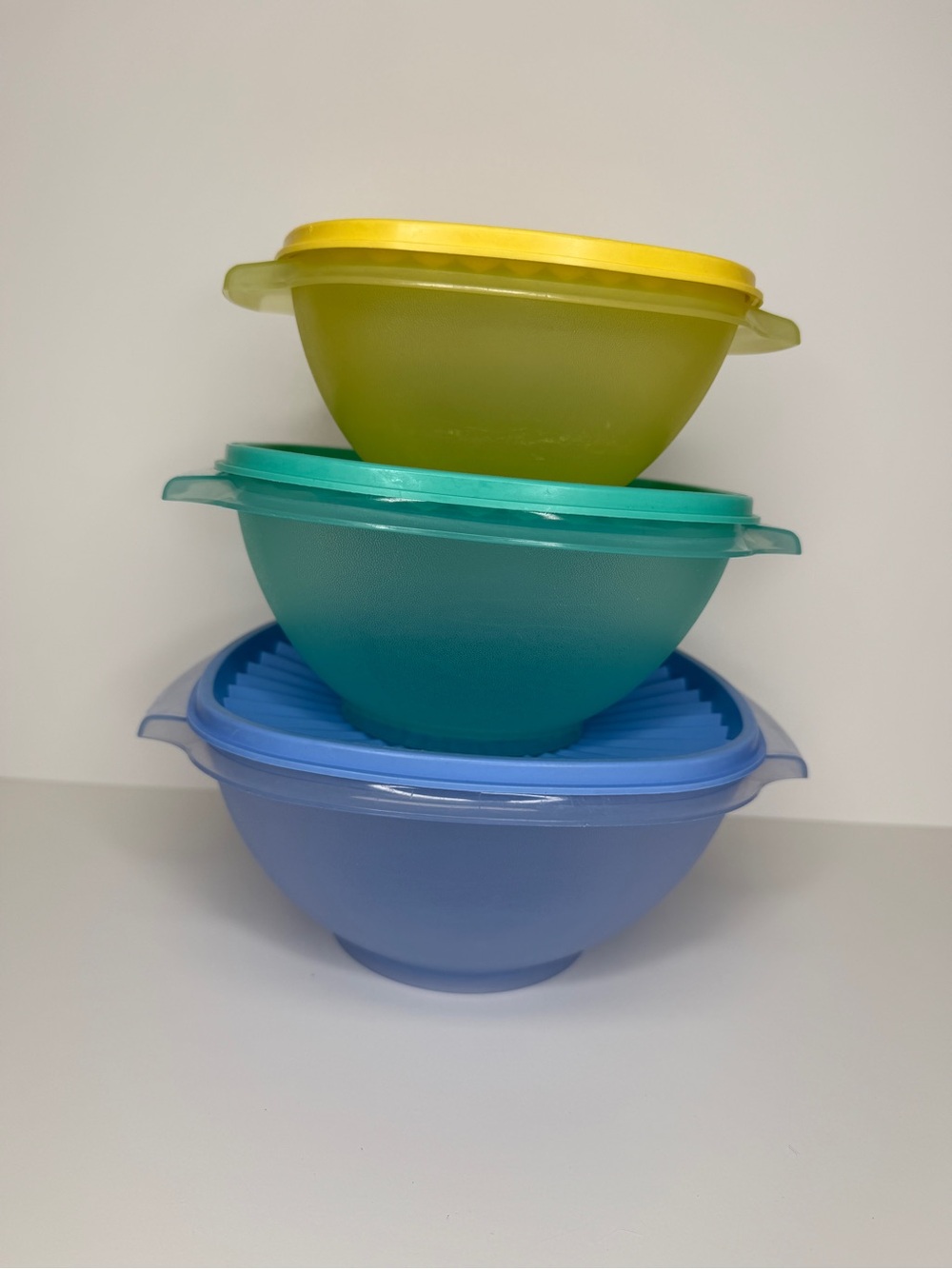 Tupperware Servalier Nesting Mixing Bowl Set 3 Piece With Lids Yellow Green Blue